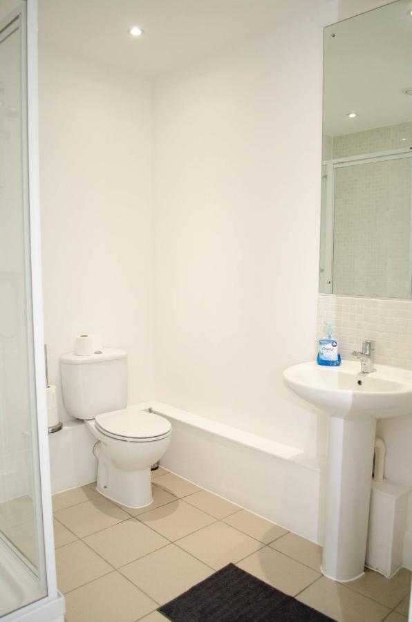 Serviced Apartment In Liverpool City Centre - Free Parking - Balcony - By Happy Days Екстериор снимка