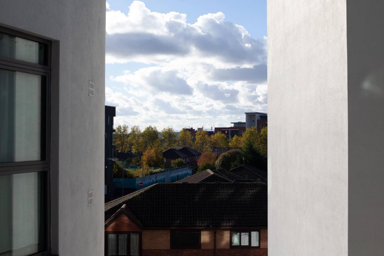 Serviced Apartment In Liverpool City Centre - Free Parking - Balcony - By Happy Days Екстериор снимка