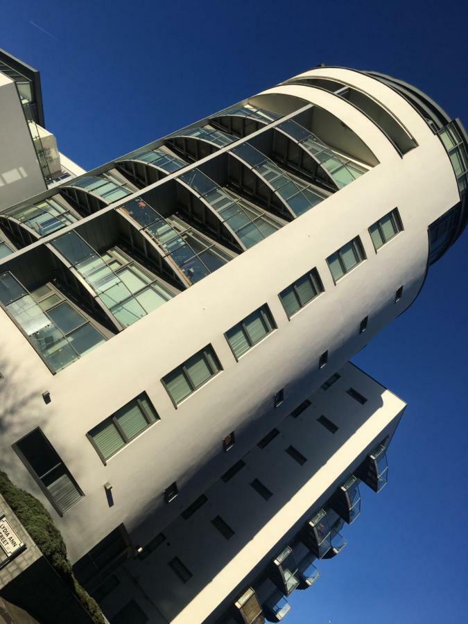 Serviced Apartment In Liverpool City Centre - Free Parking - Balcony - By Happy Days Екстериор снимка